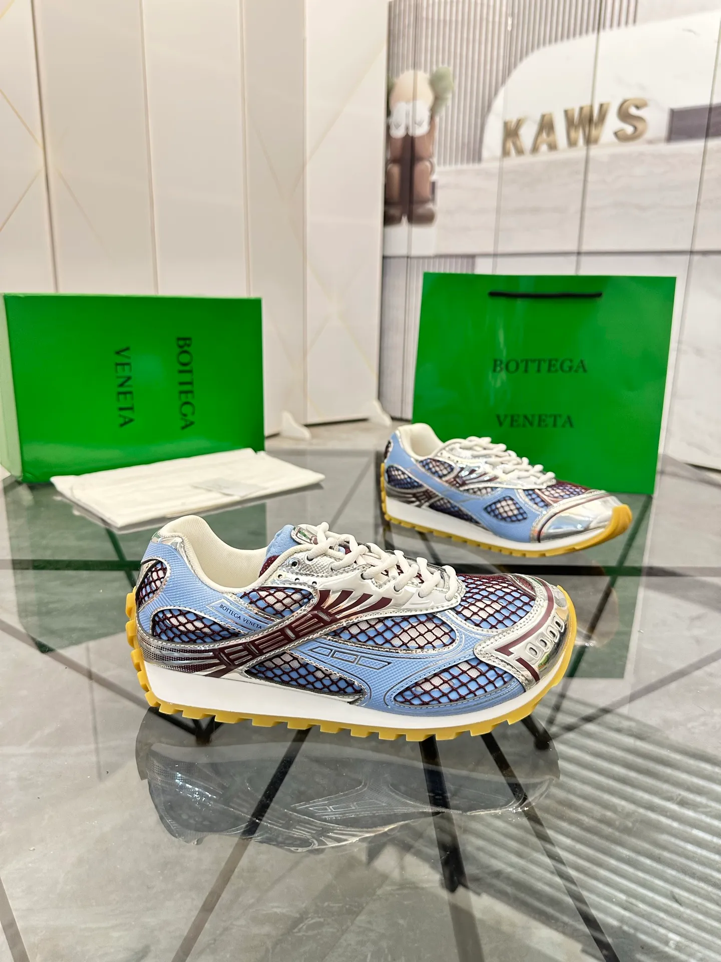 Factory men's shoes 💰: 620💰 (top version) BV Orbit sneakers Wang Yibo's same style couple's dad shoes Runner sneakers, made of lightweight technical mesh fabric. Matched with geometric pattern designed rubber outsole Wang Zha series high version Look for the package craftsmanship The actual height is much higher, but the legs are still slim. Very nice and playable and durable Matching to the standard 💯 Package shoe technology Look for the high version The outsole is made of color-blocked TPU outsole Women's model 35 36 37 38 39 40 41 (40 41 customized) Men's model 38 39 40 41 42 43 44 45. (Customized size 38 45.46) No. H345
